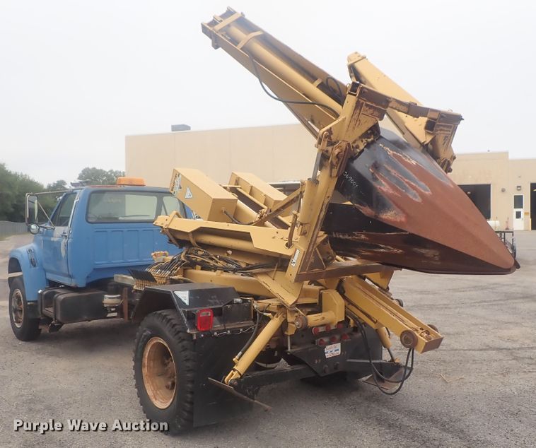 image for item DE0797 1995 Ford F800  truck with Vermeer tree spade