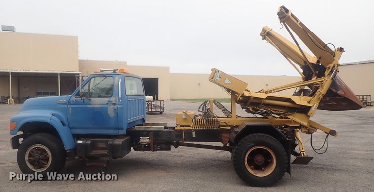 image for item DE0797 1995 Ford F800  truck with Vermeer tree spade
