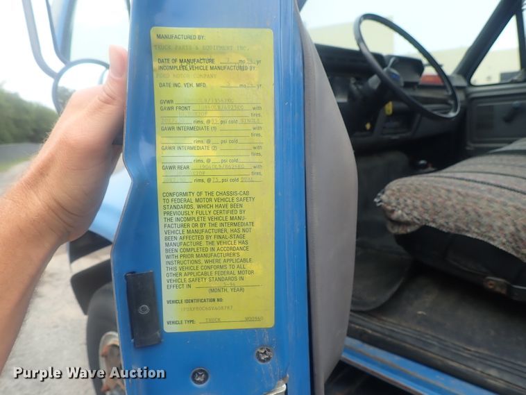 image for item DE0797 1995 Ford F800  truck with Vermeer tree spade