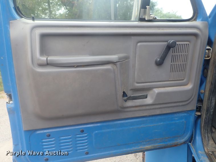 image for item DE0797 1995 Ford F800  truck with Vermeer tree spade