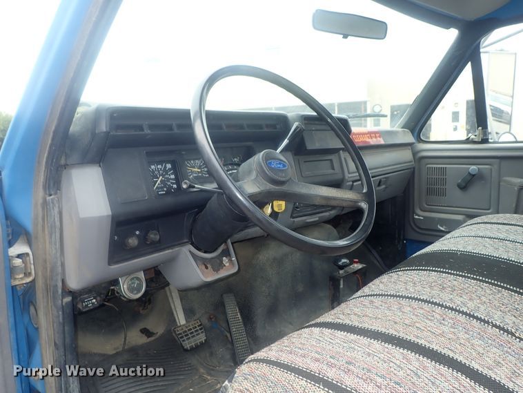 image for item DE0797 1995 Ford F800  truck with Vermeer tree spade