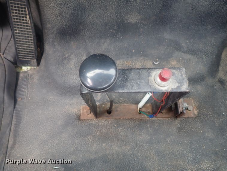 image for item DE0797 1995 Ford F800  truck with Vermeer tree spade