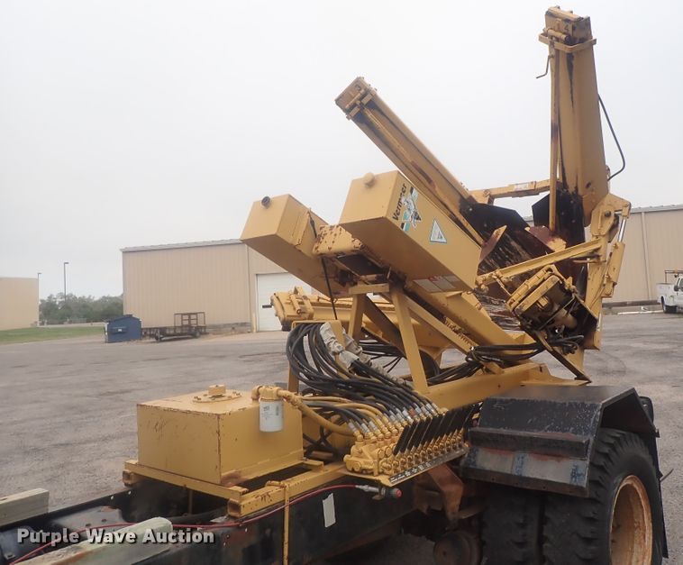 image for item DE0797 1995 Ford F800  truck with Vermeer tree spade