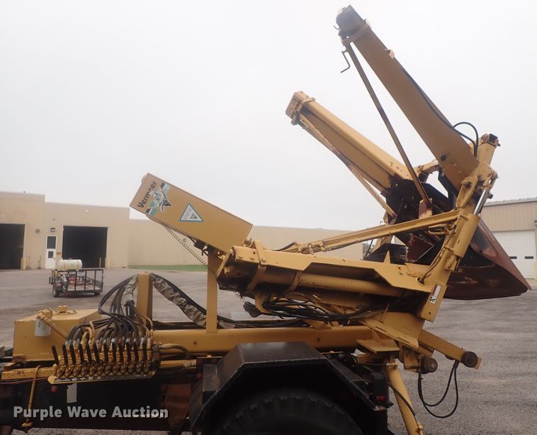 image for item DE0797 1995 Ford F800  truck with Vermeer tree spade