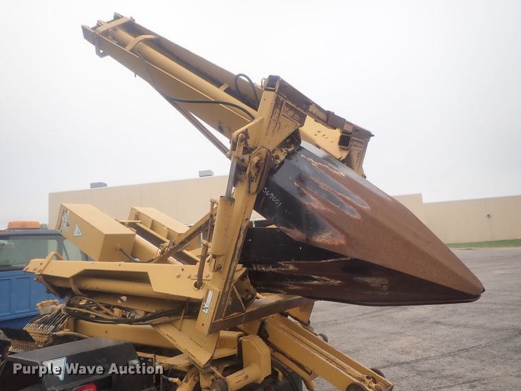 image for item DE0797 1995 Ford F800  truck with Vermeer tree spade