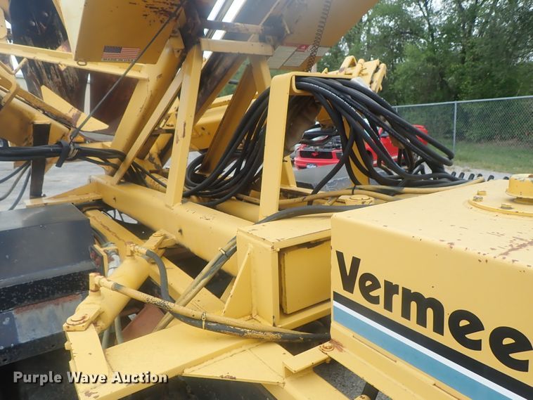 image for item DE0797 1995 Ford F800  truck with Vermeer tree spade