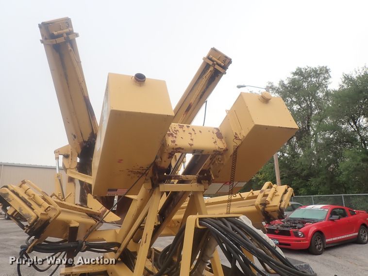 image for item DE0797 1995 Ford F800  truck with Vermeer tree spade