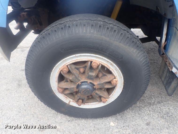 image for item DE0797 1995 Ford F800  truck with Vermeer tree spade