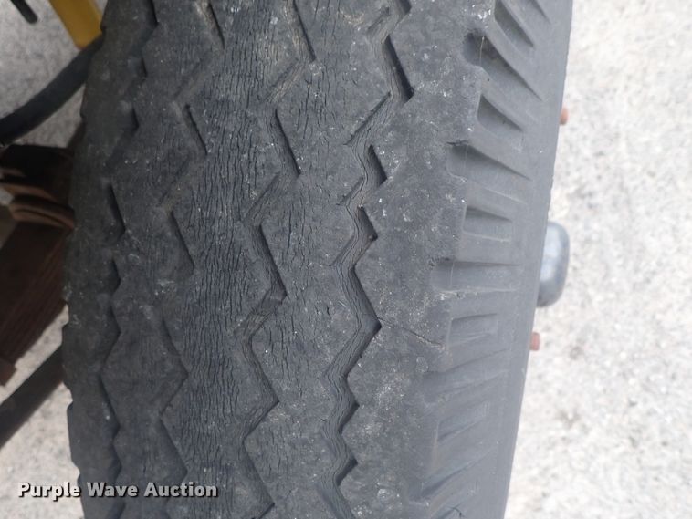 image for item DE0797 1995 Ford F800  truck with Vermeer tree spade