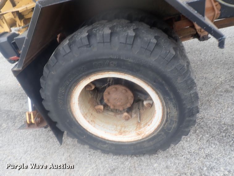 image for item DE0797 1995 Ford F800  truck with Vermeer tree spade