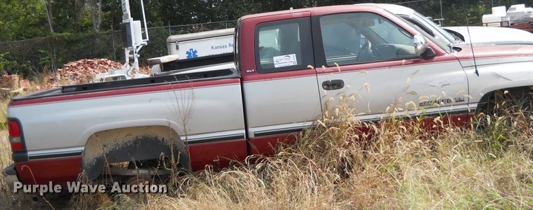 image for item DE4513 1996 Dodge Ram 1500  Club Cab pickup truck