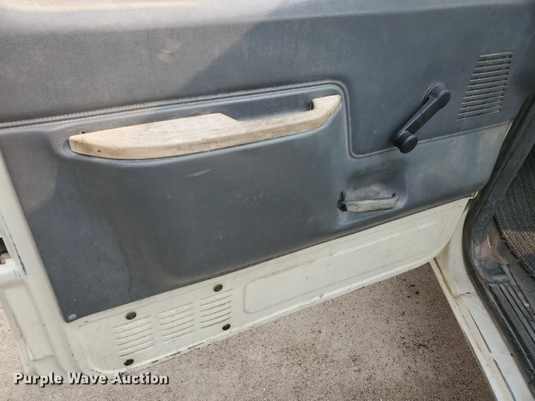 image for item DF5774 1990 Ford F150 Custom  pickup truck