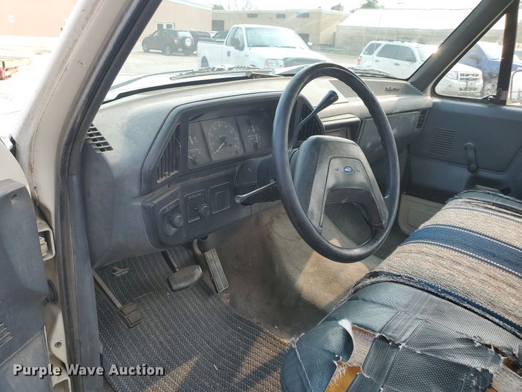 image for item DF5774 1990 Ford F150 Custom  pickup truck