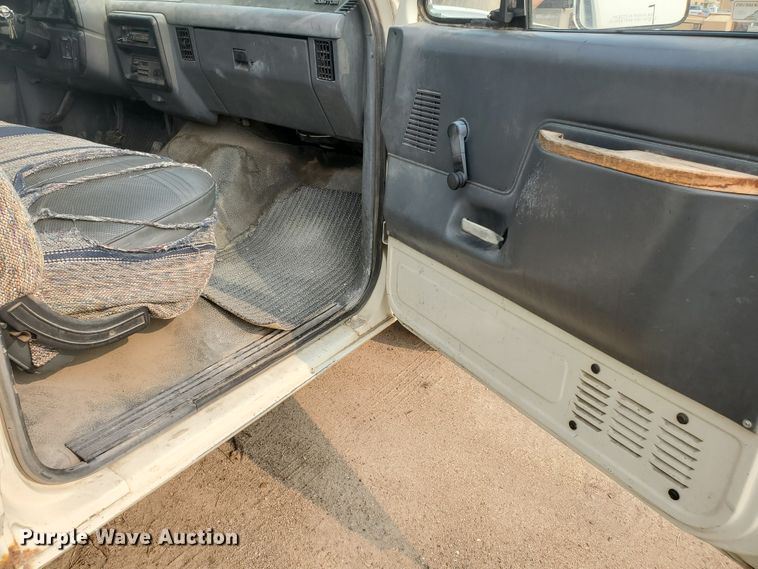 image for item DF5774 1990 Ford F150 Custom  pickup truck