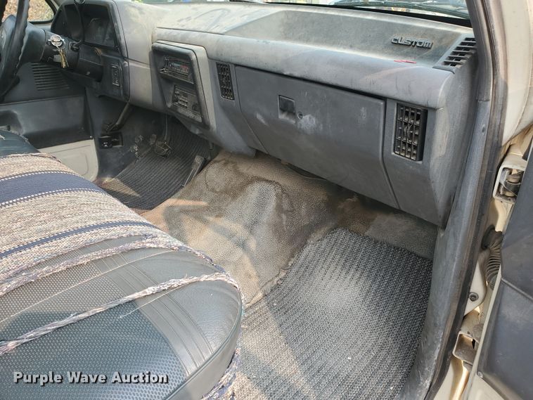 image for item DF5774 1990 Ford F150 Custom  pickup truck