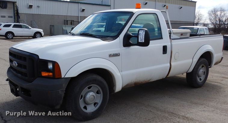 image for item DG6307 2006 Ford F250 Super Duty XL  pickup truck