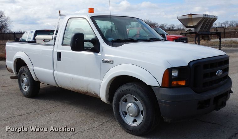 image for item DG6307 2006 Ford F250 Super Duty XL  pickup truck