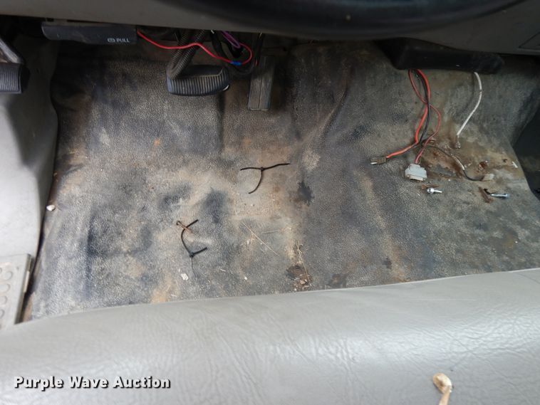 image for item DG8999 2001 Ford F250 Super Duty  SuperCab utility bed pickup truck