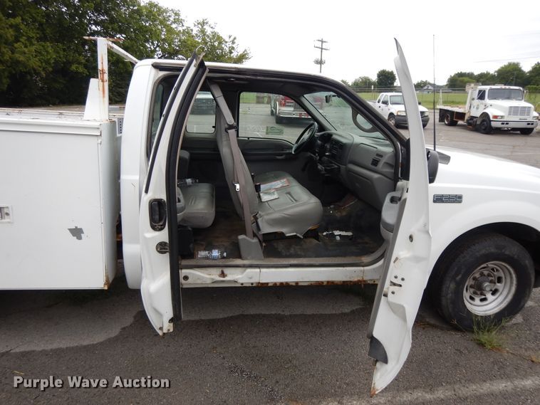 image for item DG8999 2001 Ford F250 Super Duty  SuperCab utility bed pickup truck