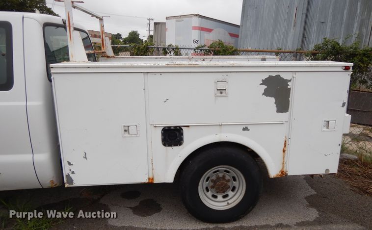 image for item DG8999 2001 Ford F250 Super Duty  SuperCab utility bed pickup truck