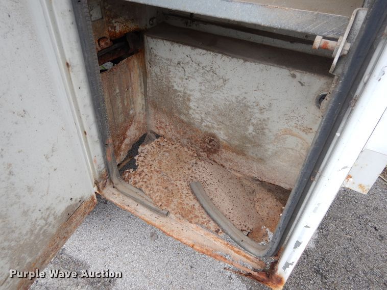 image for item DG8999 2001 Ford F250 Super Duty  SuperCab utility bed pickup truck