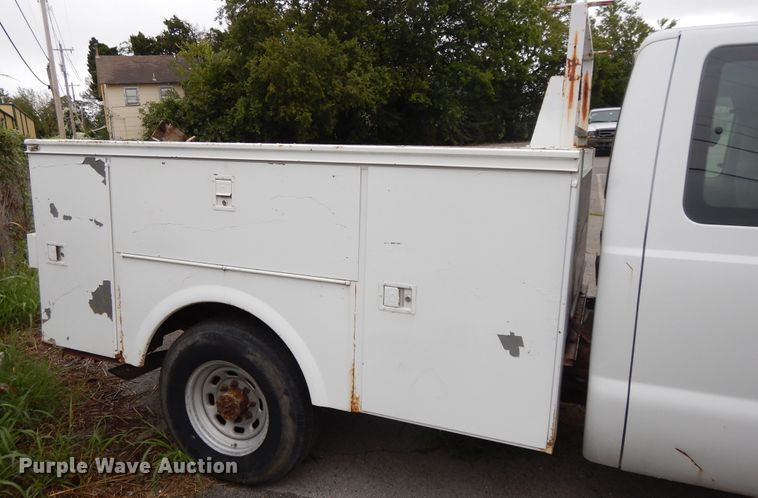 image for item DG8999 2001 Ford F250 Super Duty  SuperCab utility bed pickup truck