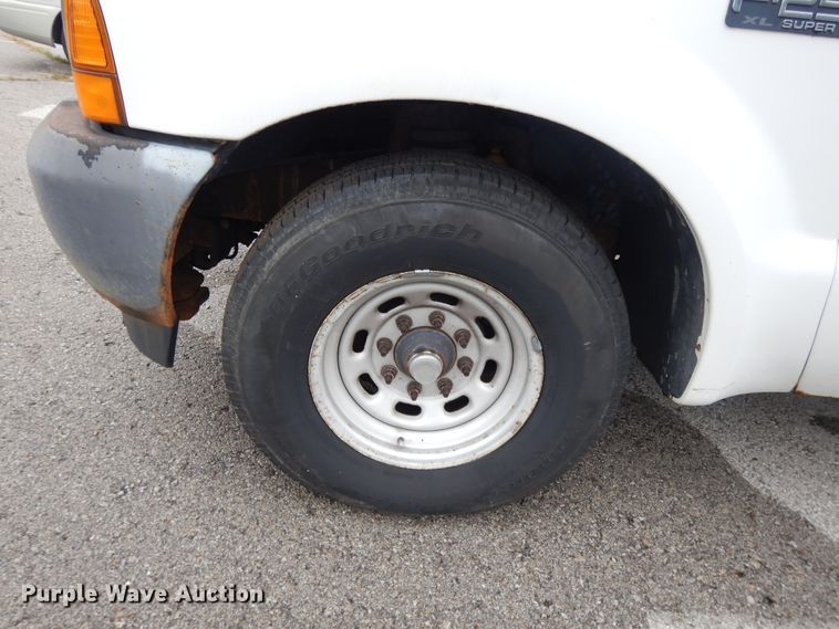 image for item DG8999 2001 Ford F250 Super Duty  SuperCab utility bed pickup truck