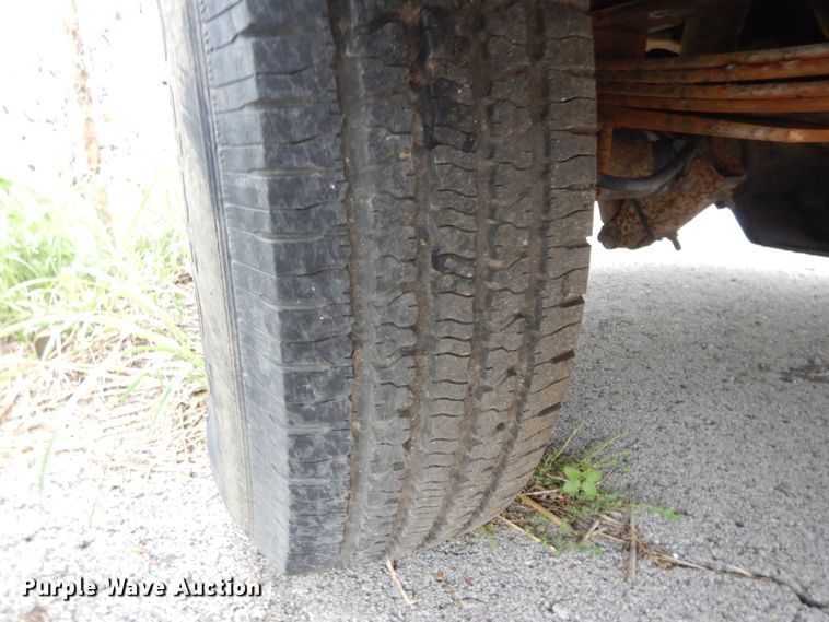 image for item DG8999 2001 Ford F250 Super Duty  SuperCab utility bed pickup truck