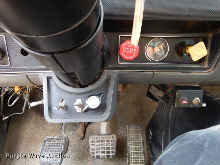 image for item DH6647 1997 Ford F800  dump truck