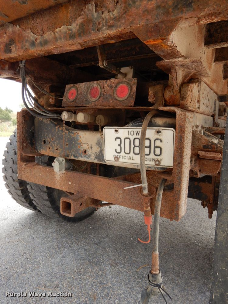 image for item DH6647 1997 Ford F800  dump truck