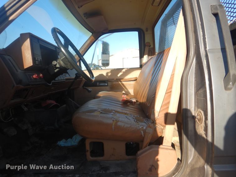 image for item DI0375 1990 GMC C6000  flatbed truck