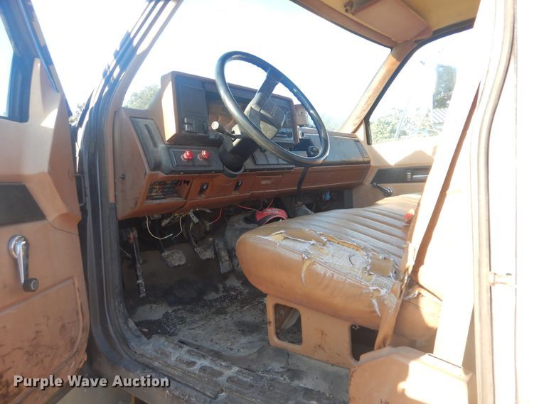 image for item DI0375 1990 GMC C6000  flatbed truck