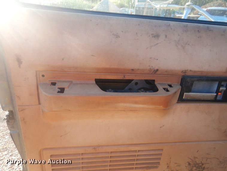 image for item DI0375 1990 GMC C6000  flatbed truck