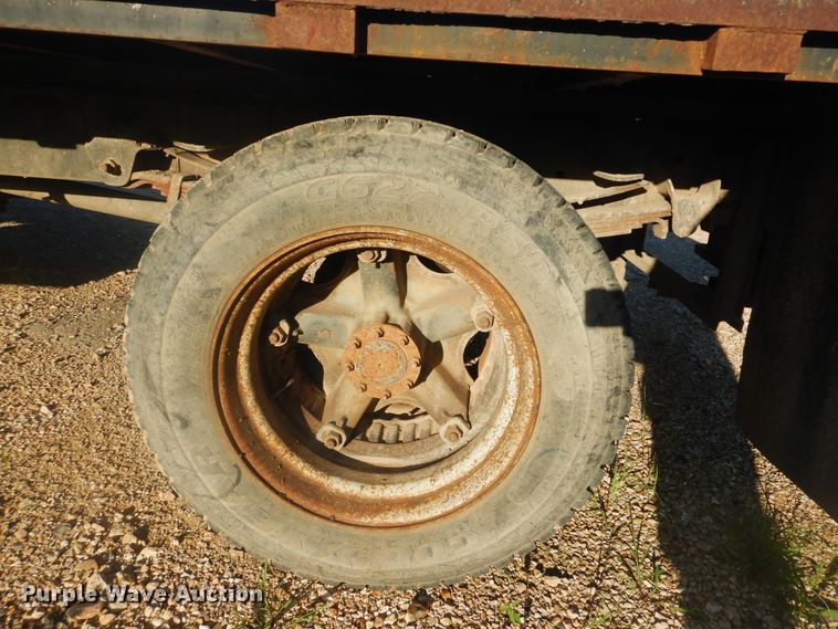 image for item DI0375 1990 GMC C6000  flatbed truck
