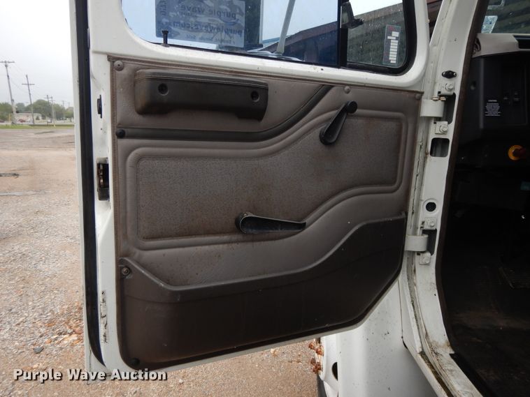 image for item DI7732 1999 International 4700  box truck