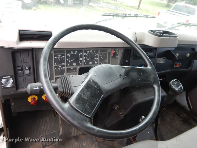 image for item DI7732 1999 International 4700  box truck