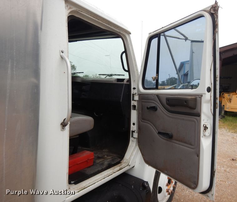 image for item DI7732 1999 International 4700  box truck