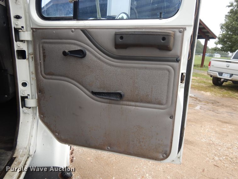 image for item DI7732 1999 International 4700  box truck