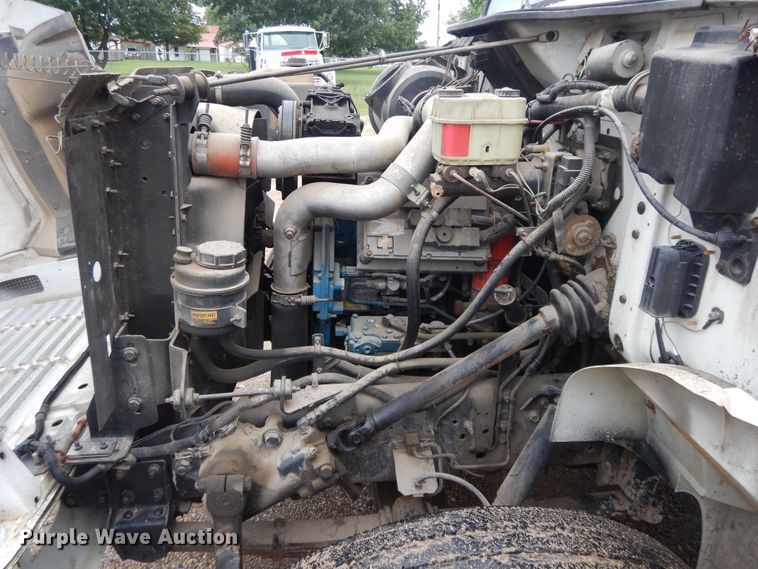 image for item DI7732 1999 International 4700  box truck