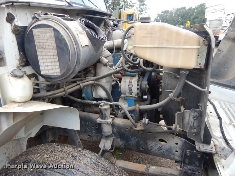 image for item DI7732 1999 International 4700  box truck