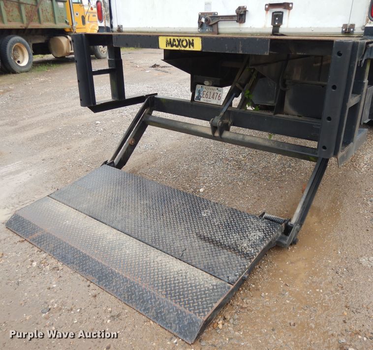 image for item DI7732 1999 International 4700  box truck