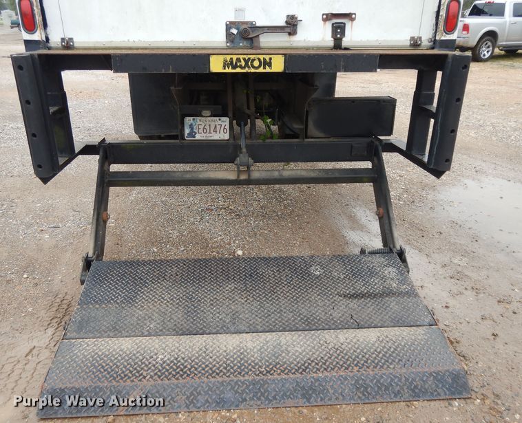 image for item DI7732 1999 International 4700  box truck