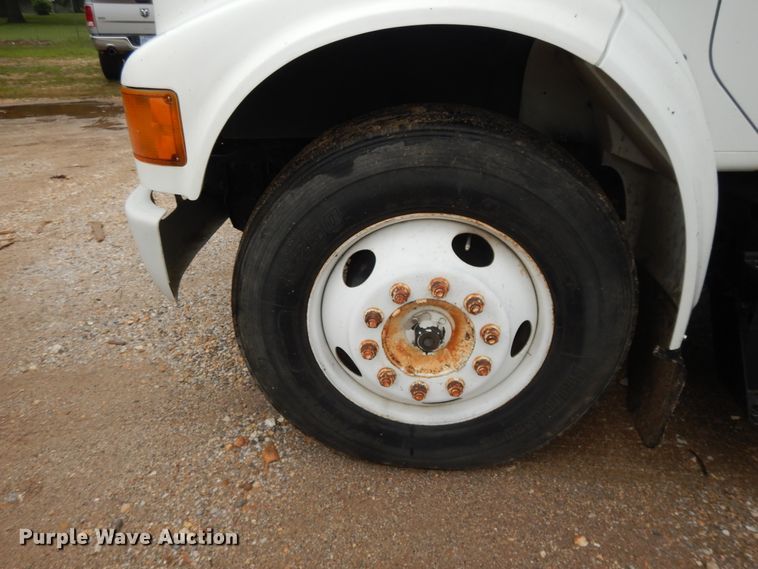 image for item DI7732 1999 International 4700  box truck