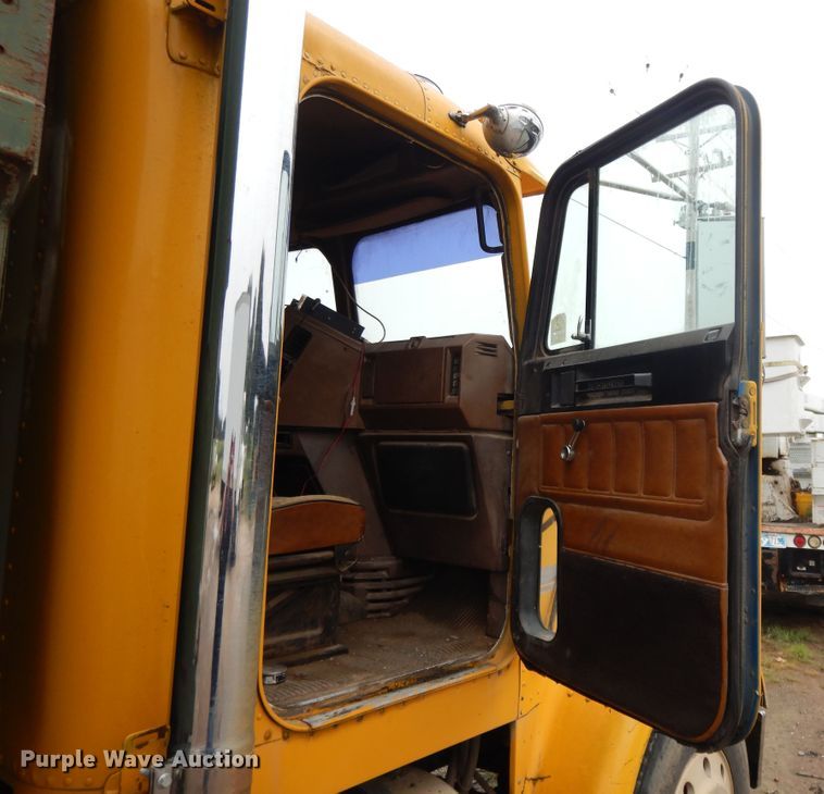 image for item DI7733 1988 Freightliner FLC  dump truck
