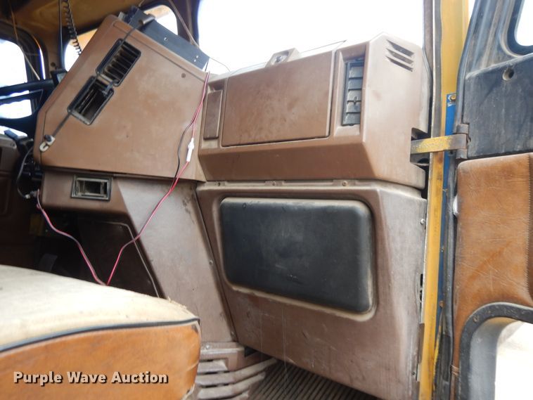 image for item DI7733 1988 Freightliner FLC  dump truck