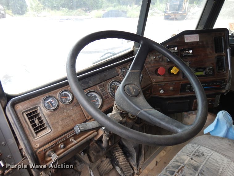 image for item DI7736 1997 Freightliner FLD  dump truck