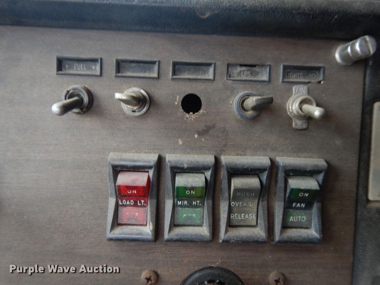 image for item DI7739 1985 Peterbilt 362  semi truck