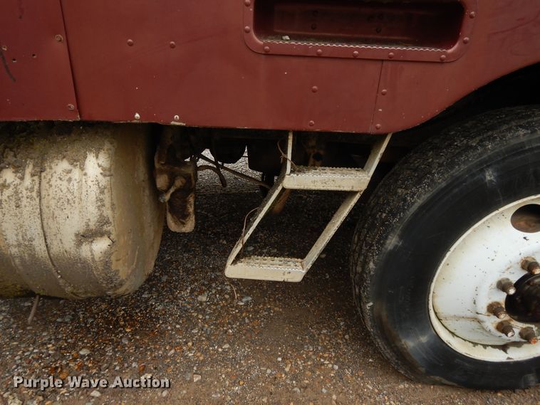 image for item DI7739 1985 Peterbilt 362  semi truck