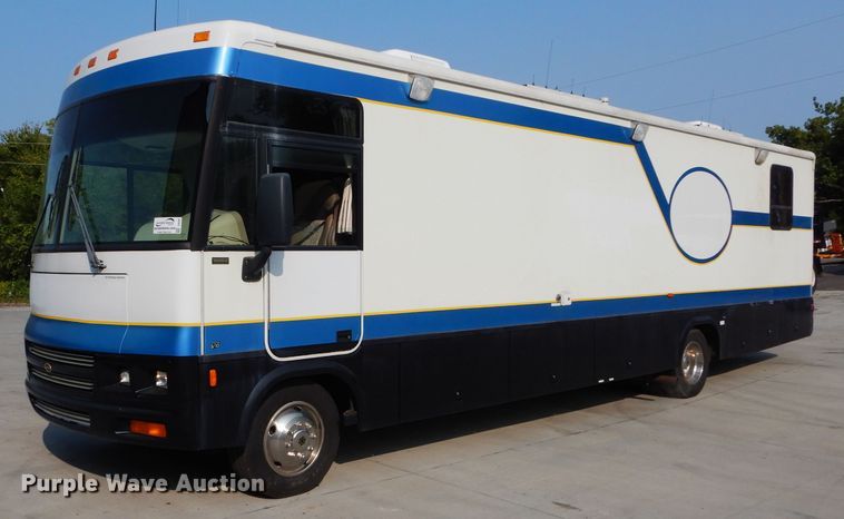 image for item DI8280 2002 Winnebago  mobile command center truck