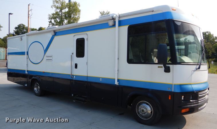 image for item DI8280 2002 Winnebago  mobile command center truck